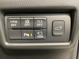 運転席脇のクラスタースイッチ部分にはカメラ切り替えスイッチ、パーキングセンサー、その他走行系スイッチを集中配置しております。