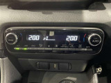 左右独立温度コントロールフルオートエアコンです。運転席、助手席それぞれで独立して温度設定ができます。