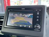 【バックカメラ】運転が苦手な方も車庫入れラクラク。ギアをリバースに入れれば自動的に切り換わりますので、面倒な操作は不要です。狭い駐車場も大切なお車を傷つけず安心です。
