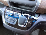 【eコンスイッチ】低燃費運転をサポートするECONモード。スイッチをONすると、エンジンやトランスミッション、A/Cなどを協調制御し、燃費の向上に貢献。エコドライブの効果を高めます。