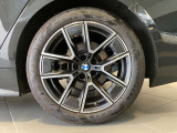 BMWの純正アロイホイールは軽量かつ強度にも優れているホイールで走行性能を引き上げる設計になっております。足元にもBMWは妥協がなくこだわっている個所になります。