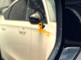 【ブラインドスポットモニター】走行中、ドアミラーの死角になりやすい箇所に後続車が接近するとサイドミラーのレンズに警告を表示!ドライバーに注意喚起をしてくれます。