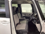 【ベンチシート】運転席と助手席の移動もスムーズ!狭い駐車場での乗り降りや、お子様の乗り降りにも便利です。座席の間にコンソールボックスやドリンクホルダーがないため、車内空間が広く感じます。