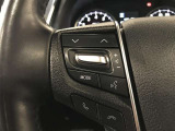 ステアリングスイッチ付きで、運転中に視線を前に向けたまま操作できます。