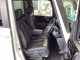 フロント広々、ベンチシートの運転席は、ハイトアジャスターが付いているので、快適にドライブができます。ハンドルはチルトステアリングで、ハンドル位置を上下に調節できます。