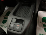 目的地に到着後、シフトをパーキングに入れると自動で駐車ブレーキのかけ忘れも防げます。出発時に指1本で解除していただけれる操作もカンタンですよ。