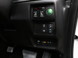 【両側電動スライド】スライドドアは両側電動スライドドアになっております。運転席からの開閉も出来、リモコンキーでも離れたところから開閉出来ますので大変便利な装備です。