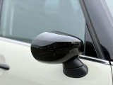 MINIの電動格納サイドミラーは、スイッチ操作でスムーズに開閉でき、狭い駐車場でも安心して扱えます。車体との一体感あるデザインで、利便性とスタイリングを両立した装備です。