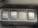 【パワーバックドア】スマートキーや運転席のボタンを押すだけでリアゲートが自動で開閉します!荷物を持っている時や、高い位置にあるバックドアを閉める際に便利な機能です♪