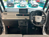 インパネは視界も良好で運転しやすい設計です!小回りが利くから、運転が苦手でも狭い路地や駐車場でも運転しやすいです。