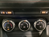 空調スイッチ類は最近流行のタッチパネル式ではなく、運転中でも直感的に操作できるダイヤル式を採用しております。