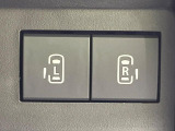 【両側パワースライドドア】スマートキーや運転席のスイッチで後席両側スライドドアの開閉が可能♪電動だから力を入れてドアを開ける必要が無く、小さなお子様でも簡単に開け閉めでき快適です♪