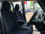 運転席・助手席は、ゆったりと座れるサイズで、長時間の運転でも快適です。