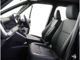 高いホールド性で運転姿勢が安定します。長距離ドライブでも疲れにくいのが魅力です。快適なドライビングライフをお送りください♪