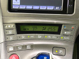 【オートエアコン】一度お好みの温度に設定すれば、車内の温度を検知し風量や温度を自動で調整。暑い&hellip;寒い&hellip;と何度もスイッチ操作をする必要はありません。快適な車内空間には必須の機能ですね♪