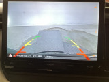 【バックカメラ】運転が苦手な方も車庫入れラクラクです!ギアをリバースに入れれば自動的に切り換わりますので、面倒な操作は不要です♪狭い駐車場もお車を傷つけず安心ですね!