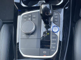 【シフトノブ】BMWの高性能オートマチックは、ATセレクトレバーを左側に倒すことで、通常の「D」から「S」(スポーツ)または「M」(マニュアル)へと切り替えが可能です。