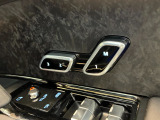 【メモリー機能】最大3名様まで、シートポジションを記憶していただきます。自分のポジションを素早く戻せるのはとても助かる機能ですね。