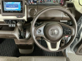 【ハンドル】運転にかかわる様々な操作を安全に行えるように視点移動が少なく操作性に配慮されたスイッチ類が凝縮されたコックピットです。
