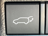 【パワーバックドア】スマートキーや運転席のボタンを押すだけでリアゲートが自動で開閉します!荷物を持っている時や、高い位置にあるバックドアを閉める際に便利な機能です♪