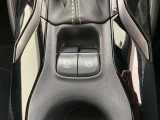 指先でパーキングブレーキの操作ができます。ブレーキホールドもついているので停止中に、ブレーキペダルから足を離しても停止状態を維持し続けてくれます。信号待ちなどの際に非常に便利です。