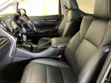 高いホールド性で運転姿勢が安定します。長距離ドライブでも疲れにくいのが魅力です。快適なドライビングライフをお送りください♪