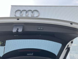 視界を鮮明に照らすだけでなく、対向車への配慮と最適な視界を両立し、ダイナミックインジケーターの流れるような輝きが、夜の街並みに先進性と知性を描き出します。
