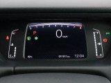 運転時の視界周辺の見やすい位置にメーターをレイアウト。視線の流れを断ち切らない、ストレスフリーで美しい運転動作を可能にします。またマルチインフォメーションディスプレイで、様々な情報が確認できます。