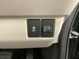 ハンドルの右側にはヘッドライトレベライザーとVSA(ABS+TCS+横滑り抑制)の解除スイッチがついています。ヘッドライトレベライザーは道路状況や積荷の加重に応じてライトの高さを調節できます。