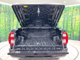 【トノカバー】デッキに積み込んだ荷物を雨風や盗難のリスクから守るトノカバーを装備。気兼ねなく荷物を積み込んでお使いいただけます。