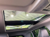 【パノラマルーフ】大型のガラスルーフ搭載で車内の解放感が一気にアップ!開放的なドライブをお楽しみいただけます。