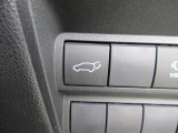 【パワーバックドアスイッチ】運転席から操作可能。途中でも止められる安心のバックドア。後ろの駐車スペースが狭い時に重宝します