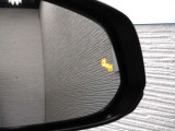 隣車線を走る車両をレーダーで検知し、ドアミラーでは確認しにくい後側方エリアに存在する車両に加え、急接近してくる車両も検知します。車両を検知するとドアミラーに搭載されたLEDインジケーターが点灯します。