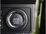 スマートキーを携帯していればキーを取り出さずにドアを施錠&解錠。クルマの始動も可能です。