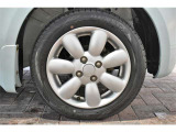 純正155インチアルミ、タイヤサイズは155/65R14です。