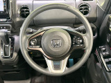 インテリアに合わせたデザインのステアリングは、運転される方のことも考え、運転しやすい形状、大きさです。是非一度、実際に触ってお確かめください。