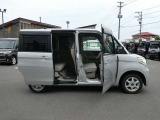 両面スライドドアとなっております!狭い場所に駐車した時に安心して横にスライドして乗り降りできますよ!