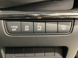 運転席脇のクラスタースイッチ部分にはパーキングセンサー、その他走行系スイッチを集中配置しております。