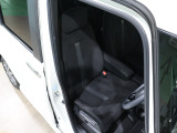 程よい硬さとホールド性が高いシートで長時間運転も快適です。