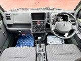 [室内]黒を基調としたシックな室内です☆落ち着いて運転して頂けます♪