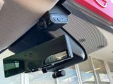 【日産オリジナルドライブレコーダー(フロント+室内)】車室内カメラで車内および車側面を撮影。走行中の幅寄せ対策や後方撮影にも対応しております。