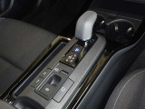 電動パーキングブレーキ・ブレーキホールドを装備してます。ホールド機能は信号待ちが多い一般道で疲労軽減になり、大好評です!