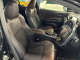 運転席の画像です。足元やシートまわりに余裕があり、リラックスした姿勢で運転が可能です。視界も良好で操作系へのアクセスもしやすく、快適で安心感のあるドライブをサポートします。