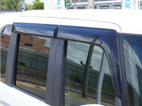 【ドアバイザー】雨の日に少しだけ窓を開けたい。そんな時に便利なドアバイザー付です。