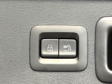 【パワーバックドア】スマートキーや運転席のボタンを押すだけでリアゲートが自動で開閉します!荷物を持っている時や、高い位置にあるバックドアを閉める際に便利な機能です♪