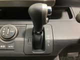 CVT車のセレクトレバーです。低速から高速まで、変速ショックのないスムーズな走りを実現するとともに、エンジン効率のよい領域を維持することで燃費にも貢献します。