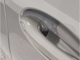 【デザインとの融合】BMWデザイナーが創り出したボディデザインを損なう事のない様に配置とデザインに拘っています。ドアノブについてもBMWの拘りに妥協はありません。