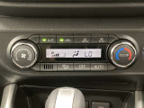 オートエアコンは温度を設定するだけで、自動で風量などを設定してくれます。運転しながら操作も必要ないので、安全性も向上します。