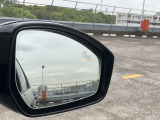 【ブラインドスポットアシスト】車線変更時に目視できない車を検知すると、検知した側のミラーに警告ライトが点灯。更にステアリングを制御し、アシストします。