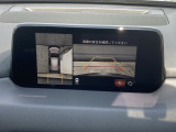 狭い場所での駐車やすれ違いなどでより的確な運転操作に役立つ360&deg;ビューモニターが装備されています。